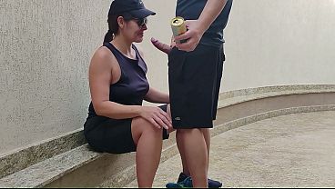 Sapatão pagando boquete dando a buceta sem vontade nenhuma